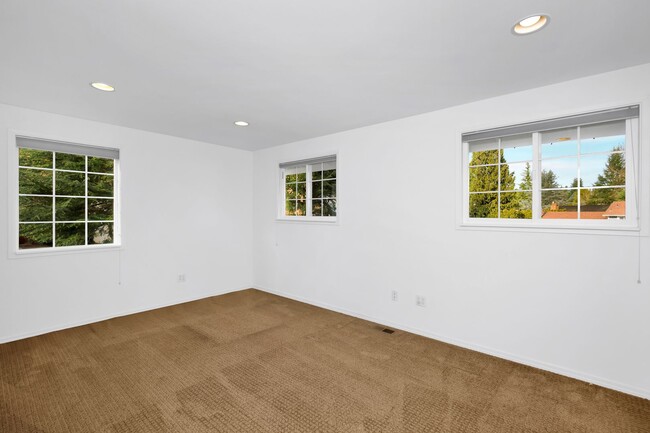 Building Photo - Sunny 5 Bedroom Home with 3 Car Garage in Quiet Neighborhood