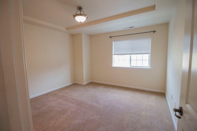 Building Photo - CLEAN, MODERN UPSTAIRS APARTMENT