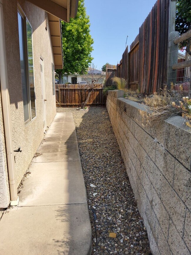 Building Photo - Beautiful house in great neighborhood with...
