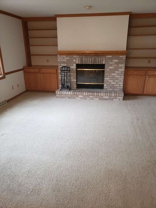 Building Photo - Spacious 3 bedroom, 2 1/2 bath Duplex