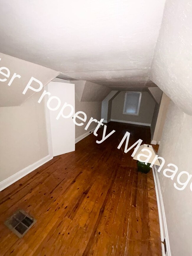 Building Photo - Available Now! Beautiful 3-bedroom 1.5 Bat...