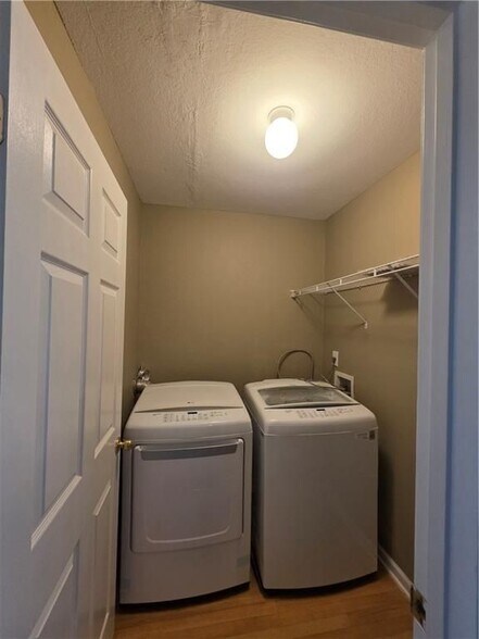 Building Photo - 7067 Brookview Cir