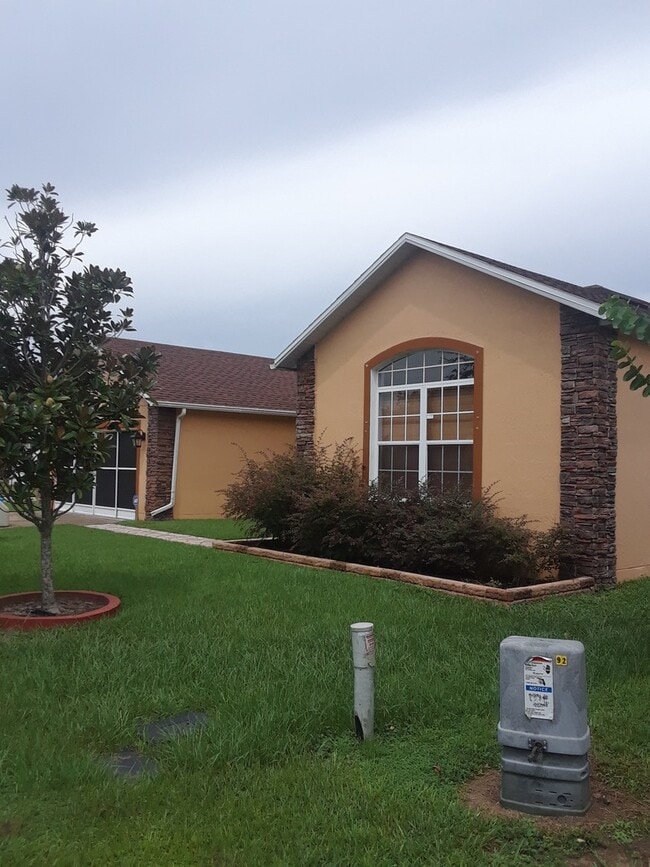 Building Photo - Spacious 4-Bedroom Home in Poinciana!