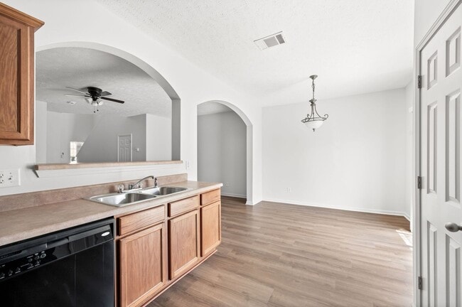 Building Photo - Stunning 3BR/2.5BA Updated Townhome in Pri...