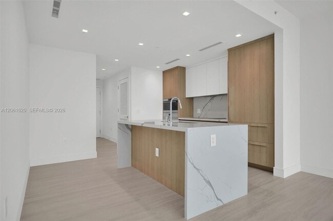 Building Photo - 2411 Laguna Cir