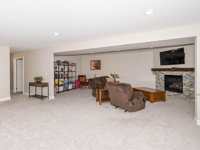 Building Photo - Beautiful 5 Bedroom Single Family Home