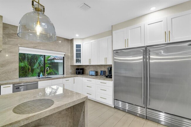 Building Photo - 319 S Riverside Dr