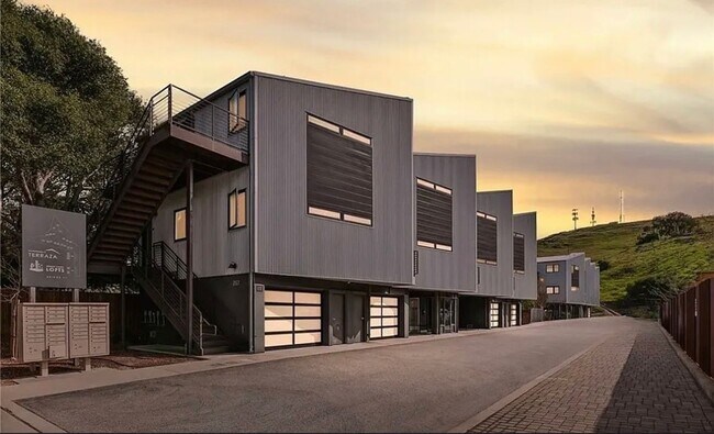 Building Photo - 265 Bridge St