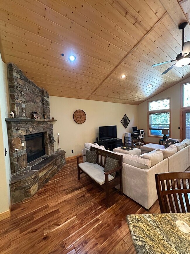 Building Photo - 11913 Snowpeak Way
