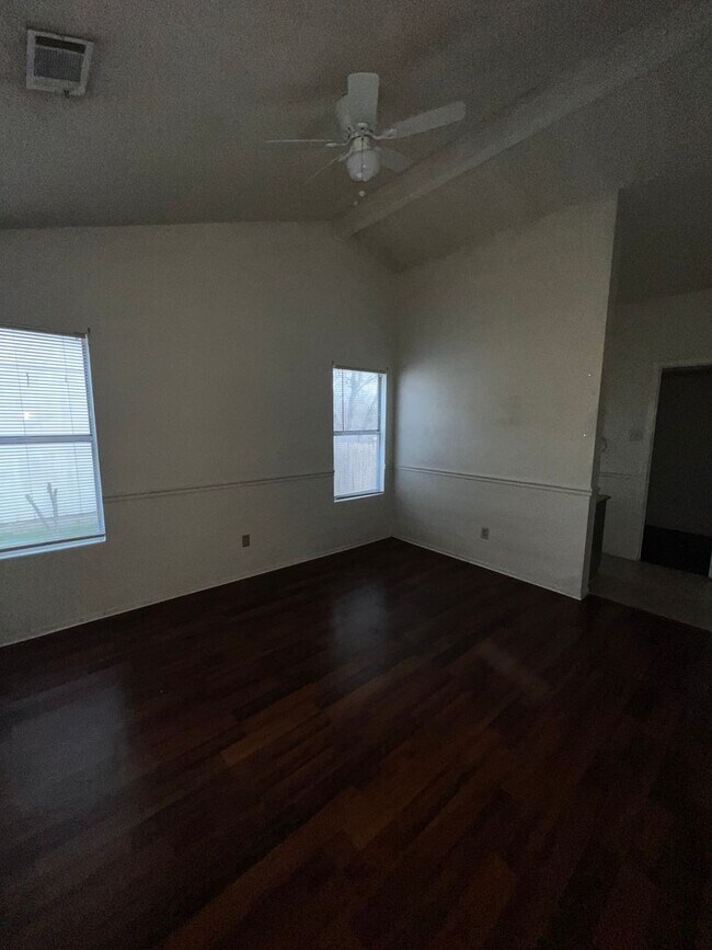 Building Photo - Great 3 bedroom, 2 bath available early April