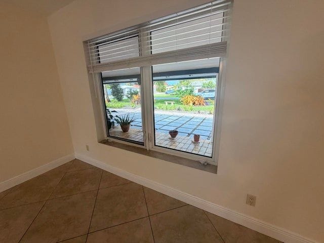 Building Photo - 2018 NE 14th Ct