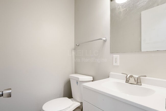 Building Photo - 5011 Wabash Pl