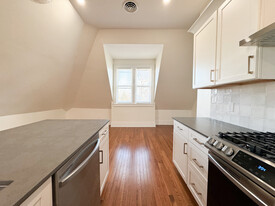 Building Photo - 446 Linwood Ave