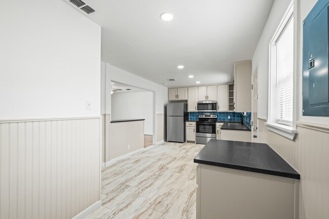 Building Photo - Stylish 2 Bedroom Home with Gorgeous Upgra...
