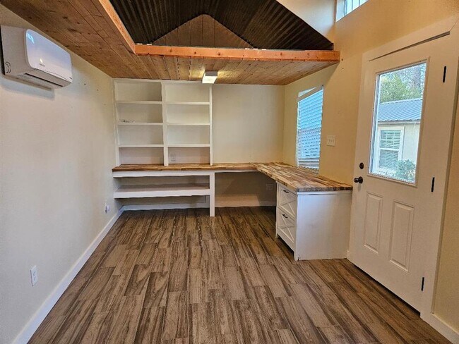 Building Photo - 110 Lexington Rd