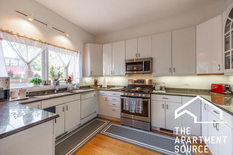 Building Photo - 1723 N Wood St