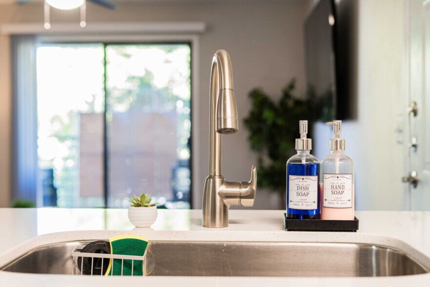 Building Photo - 15164 N 140th Dr