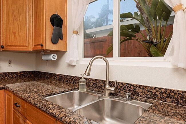 Building Photo - 3 bed 1.5 baths + 2 car garage with a larg...