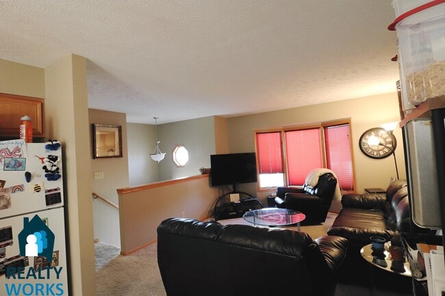 Building Photo - Lovely 2 Bedroom Split Level Home in NW Li...