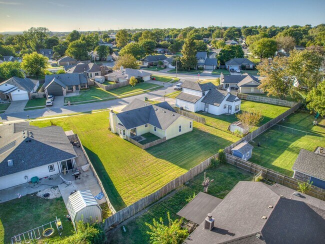 Building Photo - Move in discount / $800 first month rent