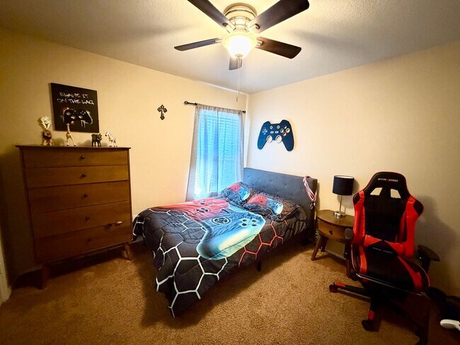 Building Photo - Beautiful 4 Bedroom Home in Park Meadows –...