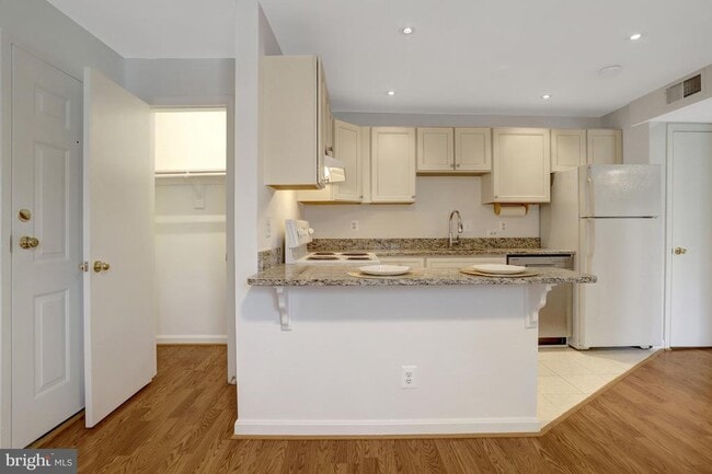 Building Photo - 1800 Dewitt Ave