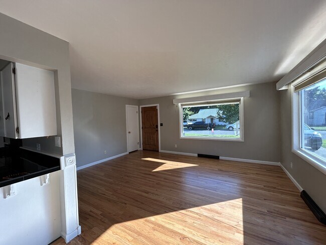 Building Photo - 1311 E Maple Ave