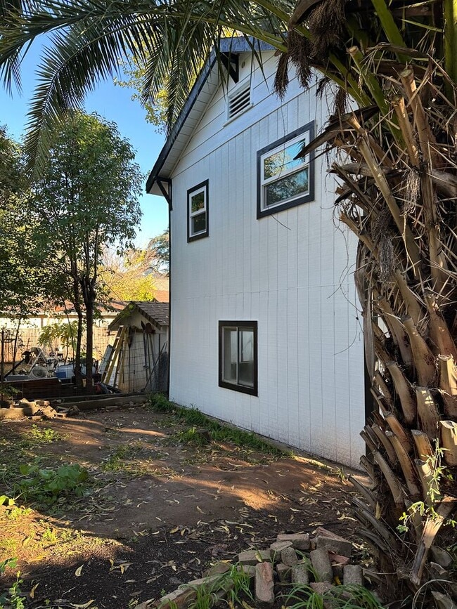 Building Photo - Chestnut-1918/1920