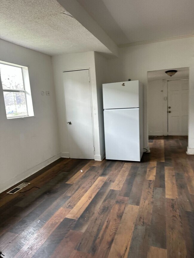 Building Photo - Charming 3-Bedroom, 1-Bathroom Home with Fenced Yard