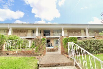 Building Photo - 2121 Fountain View Dr