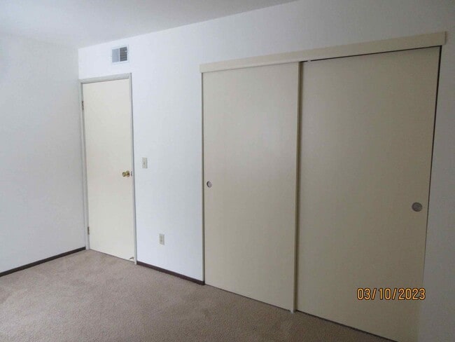 Building Photo - Available Mid-Late September 2025 Remodele...
