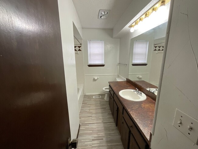 Building Photo - 3 bed, 2 bath, 2 car garage