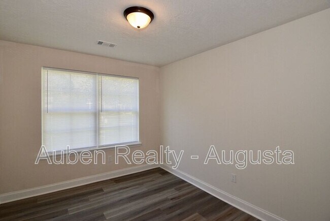 Building Photo - 1924 Roberson Rd