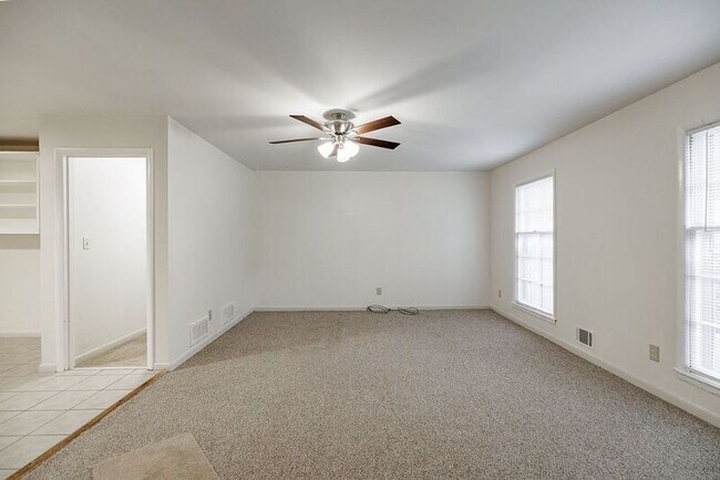 Building Photo - 162 Jockey Club Dr