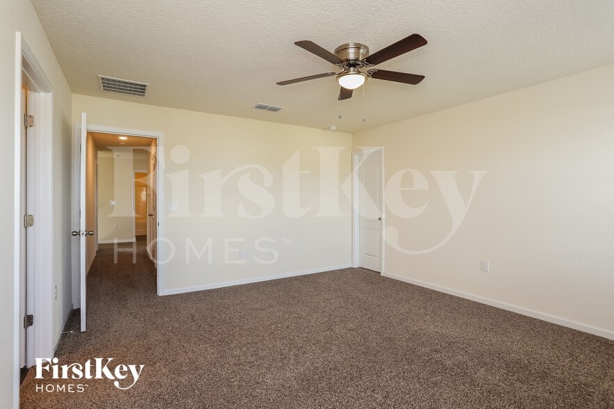 Building Photo - 2587 Beachview Dr