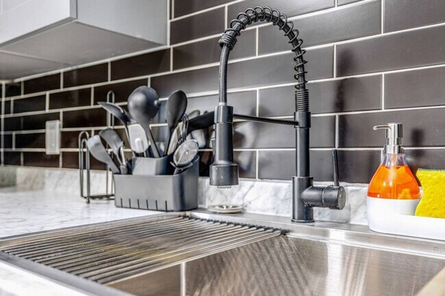 Building Photo - 2301 Carlton Dr