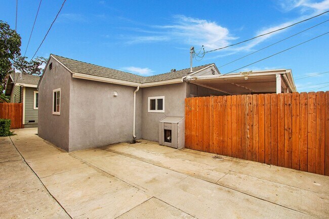 Building Photo - Olive Avenue Triplex