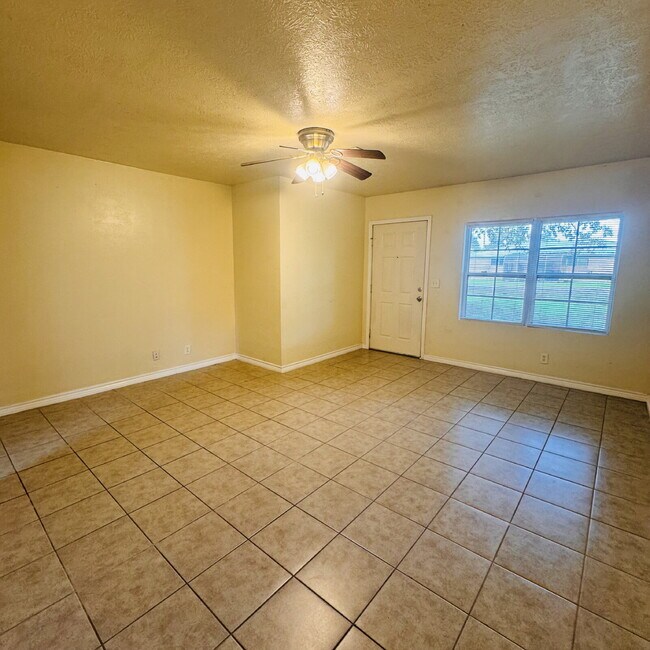Building Photo - Now leasing this charming 2-Bedroom | 1-Bathroom Single-Family Home in Bridge City, TX