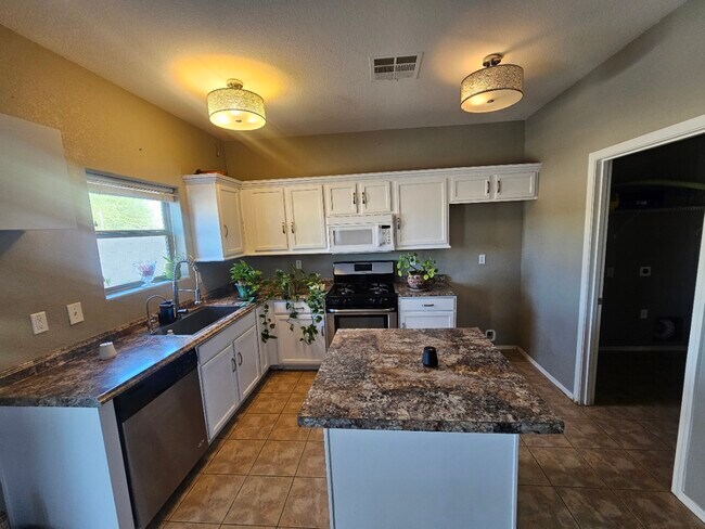 Building Photo - 5910 E Valley View Dr