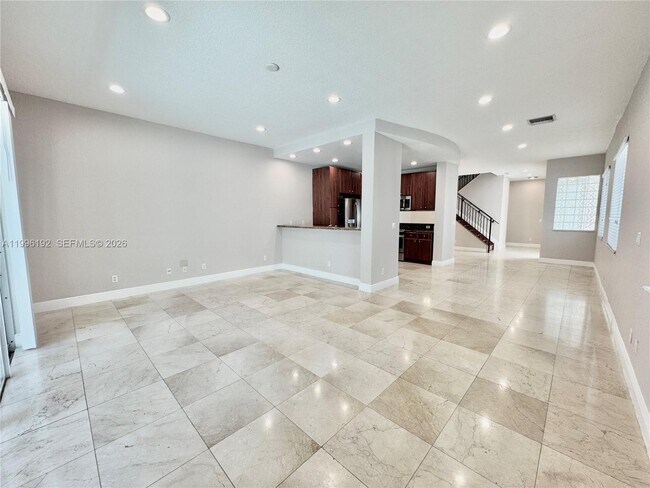 Building Photo - 504 SW 4th Ave