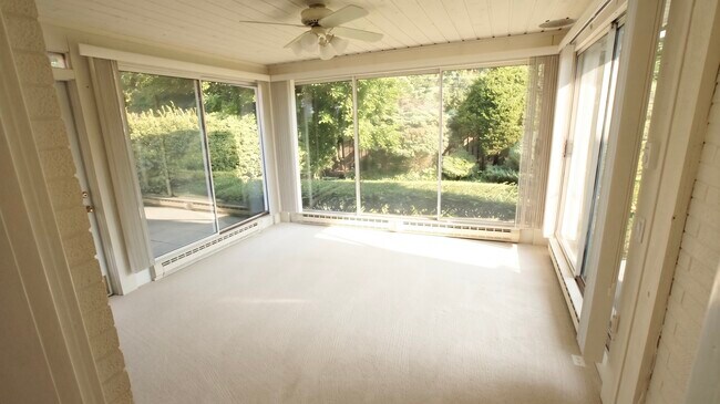 Building Photo - 460 Highcrest Dr