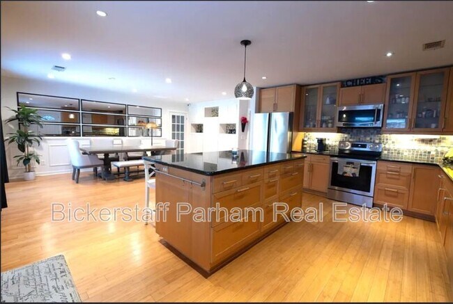 Building Photo - 5811 Canterbury Dr