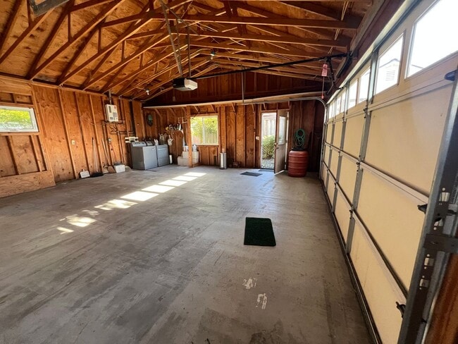 Building Photo - Charming Fields Landing House w/ Large Garage!