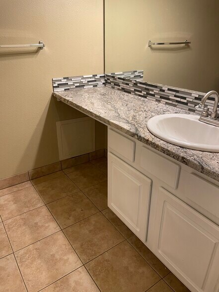 Building Photo - 13216 NE Salmon Creek Ave