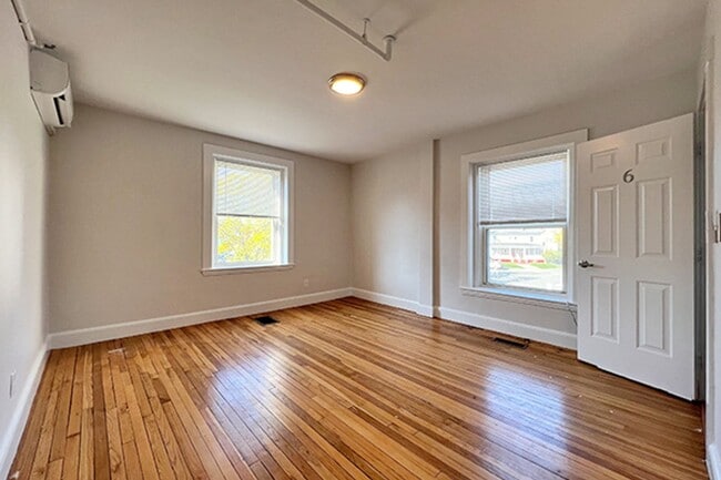 Building Photo - 9/1 Charming downtown Beverly 1BR w/laundr...