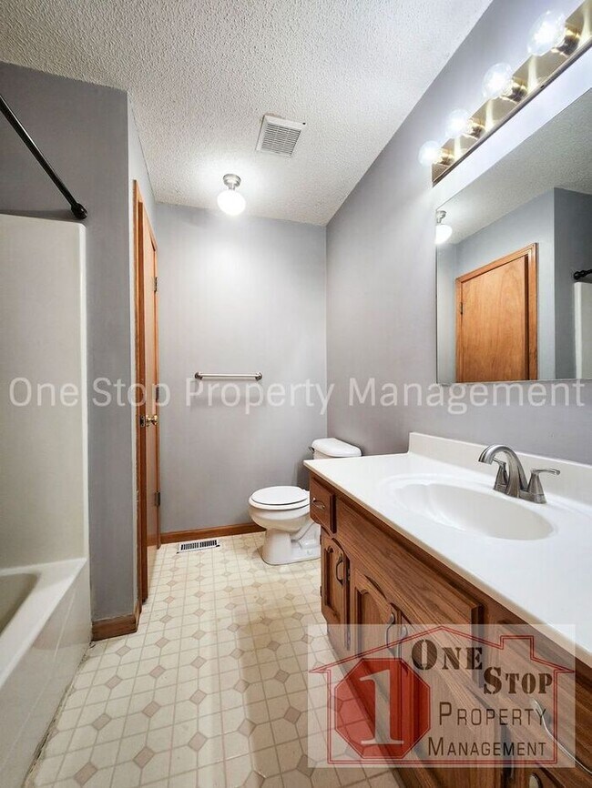Building Photo - 4 bedroom, 2.5 bathroom, 2 car garage home...