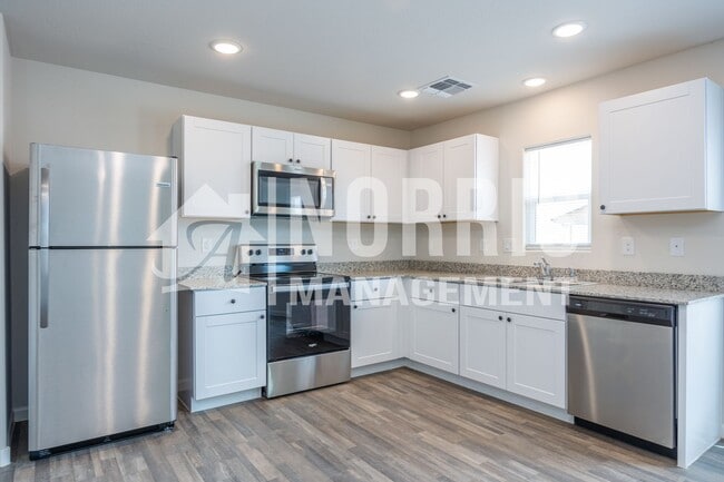 Building Photo - Large Home in Coolidge