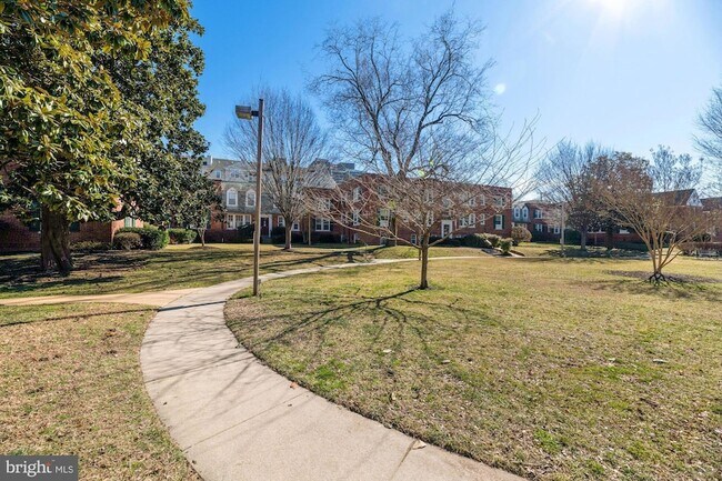 Building Photo - 1817 Queens Ln