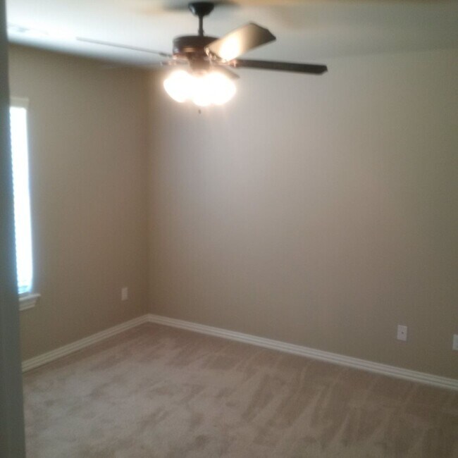 Building Photo - Nice 3 bedroom 2 bath 3 car garage home in East Fayetteville