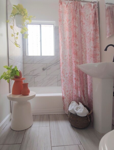 Bathroom - 1212 N Berendo St